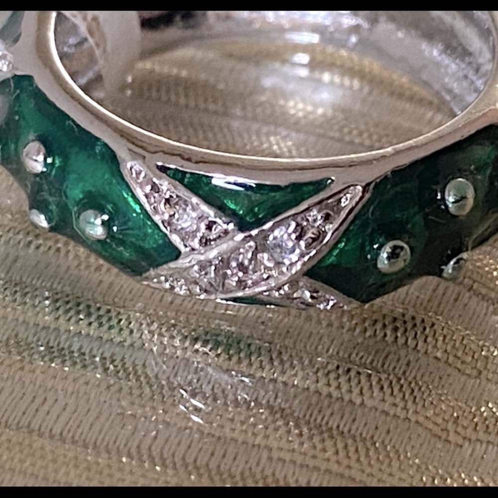 GREEN ENAMEL TRAVEL FASHION RING - Picture 9 of 9